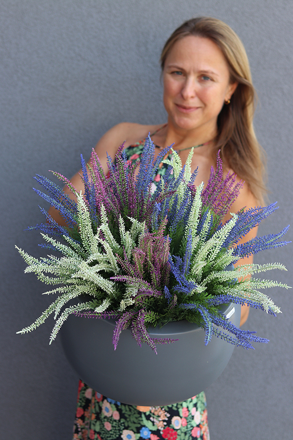 kompozycja kwiatowa w szarej donicy, Wrzosy Moko Fiberglass, wym.42x50cm 