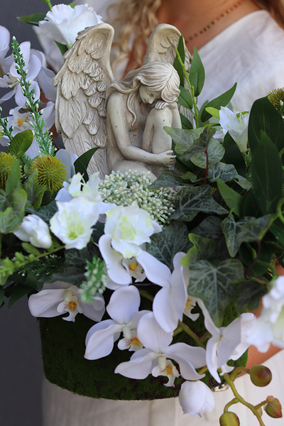 Anielskie Skrzydła, kompozycja nagrobna z figurką anioła, wym.47x64cm