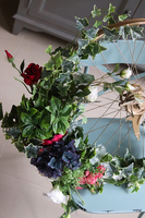 kwiatowa kompozycja na złotym kole, Martha Blue, śr.90cm, koło 56cm