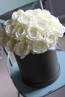 Fiorelli Roses, szary flowerbox z białymi różami, wys.36cm 