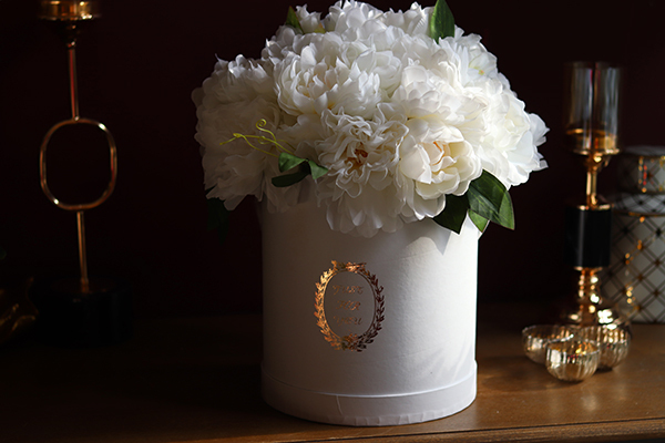 duży biały flowerbox z peoniami, Blanco Panna, wys.42cm