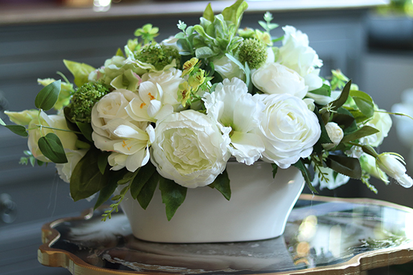 Telizja, biało - limonkowa kompozycja kwiatowa na stół, wym.27x48x30cm