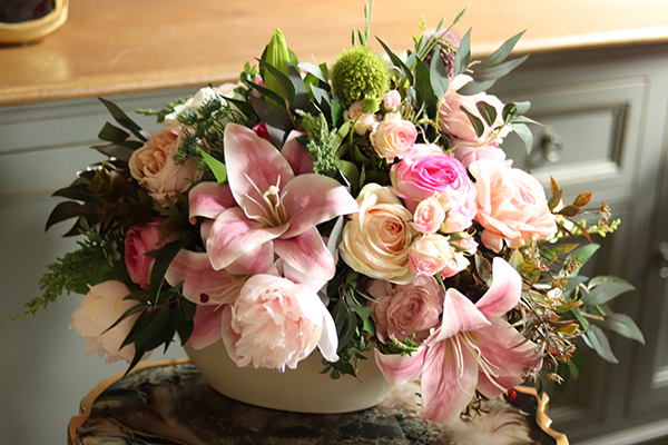 bogata kompozycja kwiatowa z liliami, Jella, wym.40x60x40cm