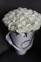 kompozycja kwiatowa / bukiet Flowerbox biel wys.26cm