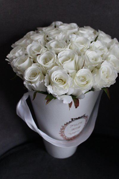 kompozycja kwiatowa / bukiet Flowerbox biel wys.26cm