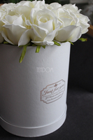 kompozycja kwiatowa / bukiet Flowerbox Roses Biel, wys.35cm