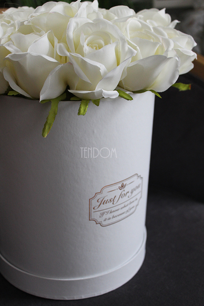 kompozycja kwiatowa / bukiet Flowerbox Roses Biel, wys.35cm