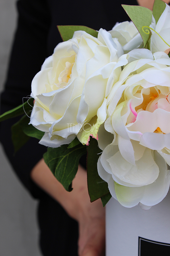 kompozycja kwiatowa / bukiet Flowerbox Biała Peonia 2, wys.27cm