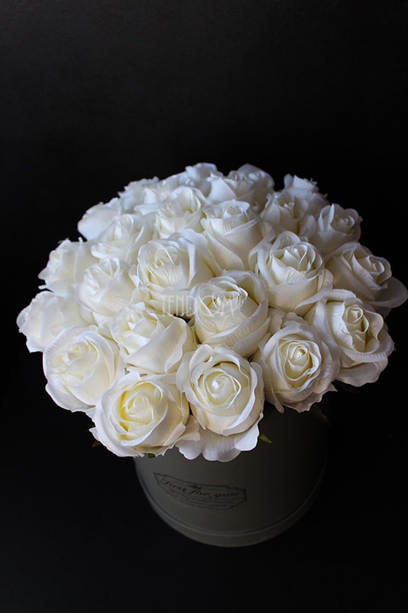 kompozycja kwiatowa / bukiet Flowerbox Roses Cream, wys.34cm