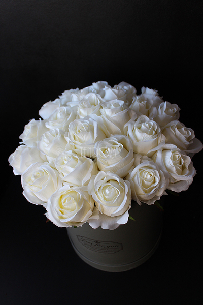 kompozycja kwiatowa / bukiet Flowerbox Roses Cream, wys.34cm