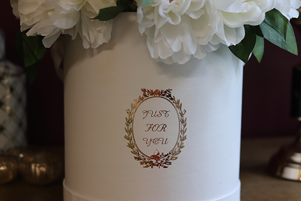 duży biały flowerbox z peoniami, Blanco Panna, wys.42cm