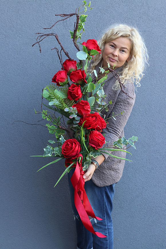 bukiet/dekoracja nagrobna na gałęzi, Czerwona Luiza, dł.94cm 