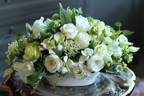 Telizja, biało - limonkowa kompozycja kwiatowa na stół, wym.27x48x30cm