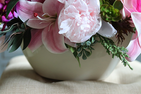 bogata kompozycja kwiatowa z liliami, Jella, wym.40x60x40cm