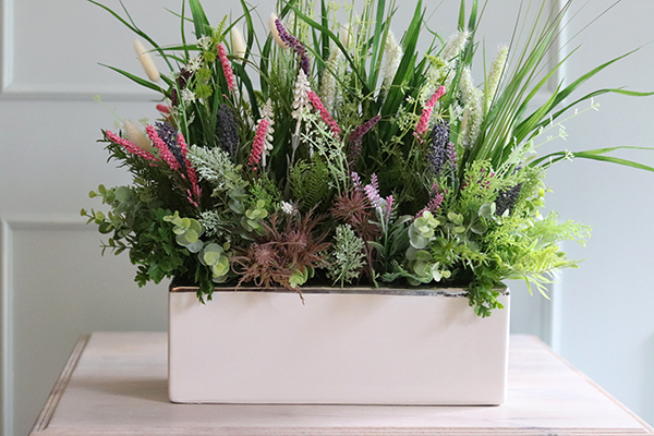 kompozycja z trawami w białej donicy, Refani, wys.45cm