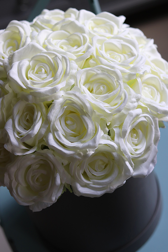 Fiorelli Roses, szary flowerbox z białymi różami, wys.36cm 