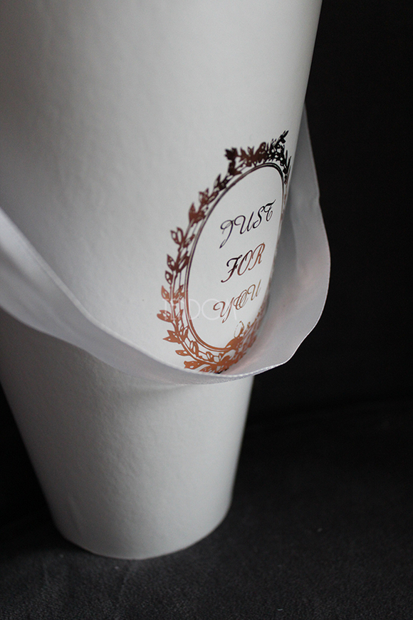 kompozycja kwiatowa / bukiet Flowerbox biel wys.26cm