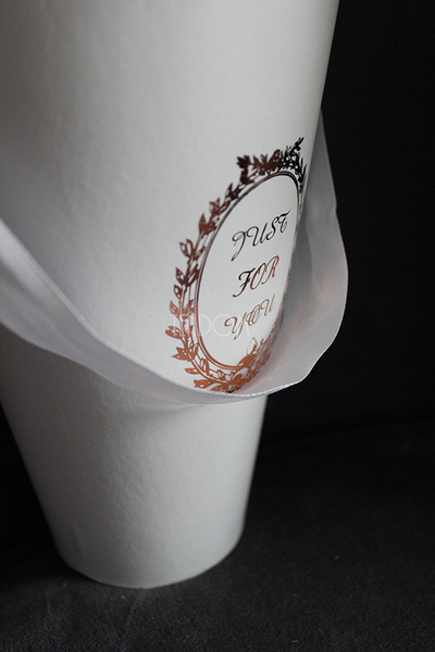 kompozycja kwiatowa / bukiet Flowerbox biel wys.26cm