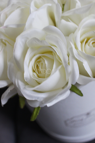 kompozycja kwiatowa / bukiet Flowerbox Roses Biel, wys.35cm