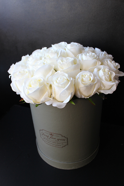 kompozycja kwiatowa / bukiet Flowerbox Roses Cream, wys.34cm