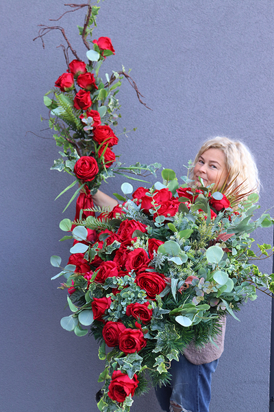 bukiet/dekoracja nagrobna na gałęzi, Czerwona Luiza, dł.94cm