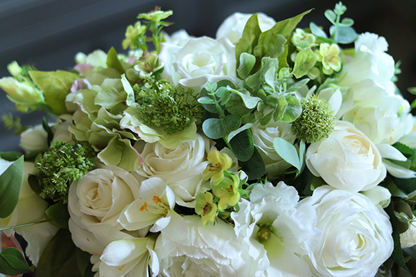 Telizja, biało - limonkowa kompozycja kwiatowa na stół, wym.27x48x30cm