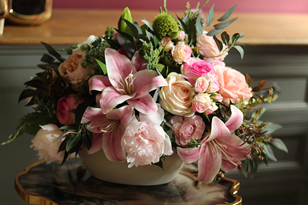 bogata kompozycja kwiatowa z liliami, Jella, wym.40x60x40cm