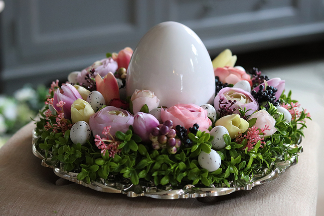 dekoracyjny stroik Wesoła Wielkanoc na talerzu z jajem, śr.32cm 