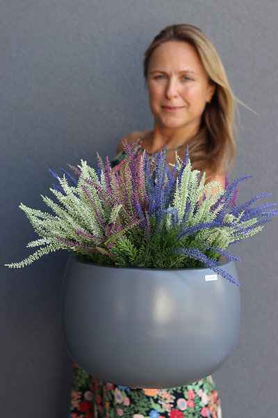 kompozycja kwiatowa w szarej donicy, Wrzosy Moko Fiberglass, wym.42x50cm 