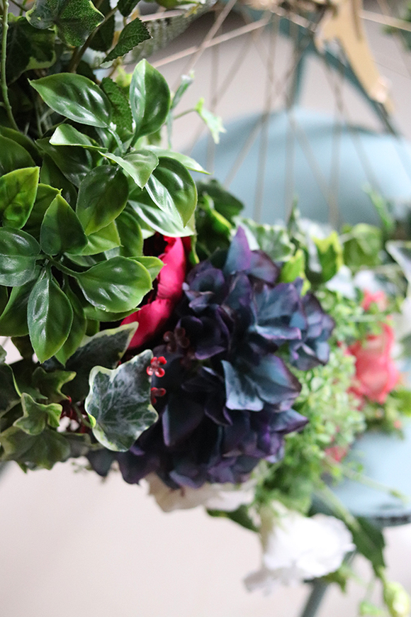 kwiatowa kompozycja na złotym kole, Martha Blue, śr.90cm, koło 56cm