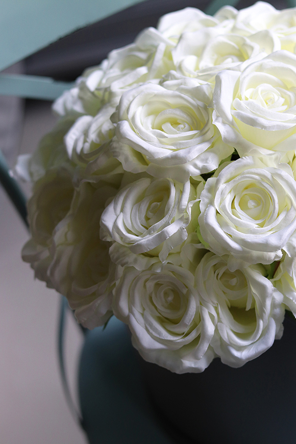 Fiorelli Roses, szary flowerbox z białymi różami, wys.36cm 