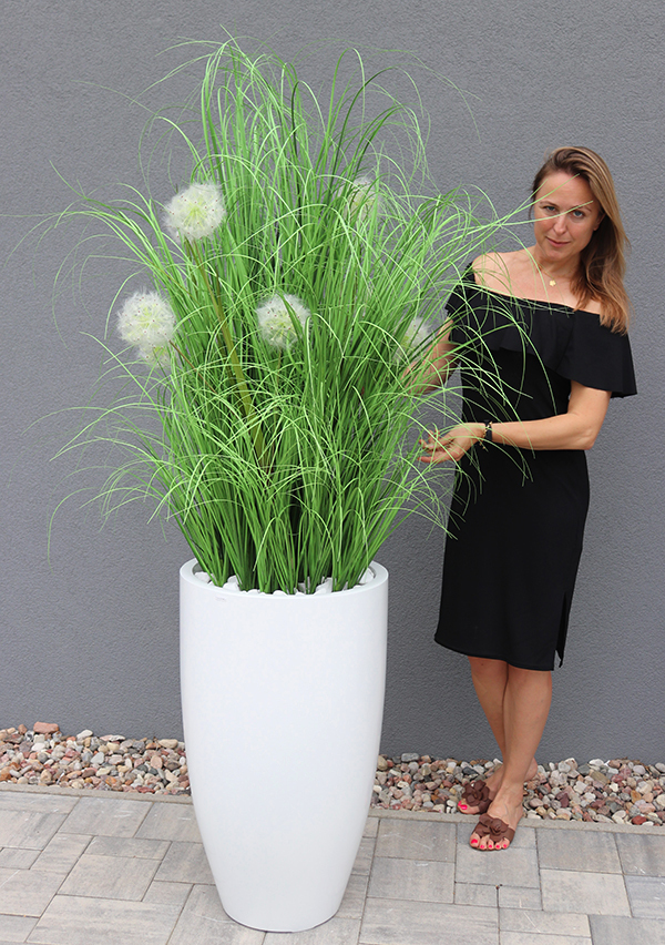 Dandelion Fiberglass White, trawa w białej donicy z dmuchawcami, wys.190cm