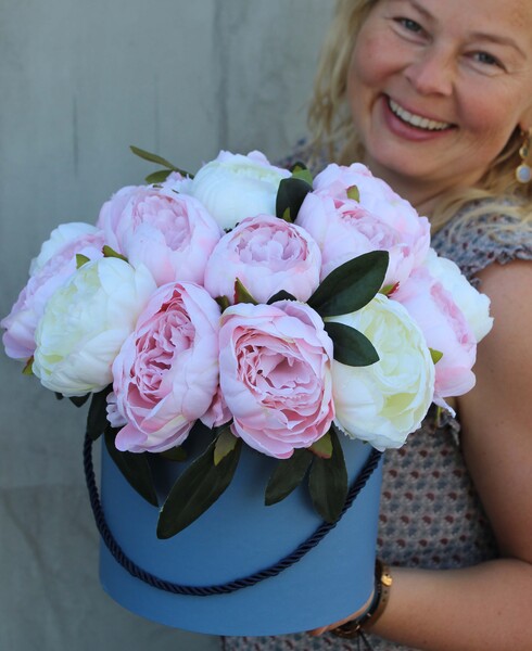 Berenika, efektowny flowerbox / kompozycja kwiatowa / bukiet, wys.29cm