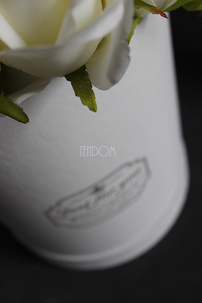 kompozycja kwiatowa / bukiet Flowerbox Roses Biel, wys.35cm