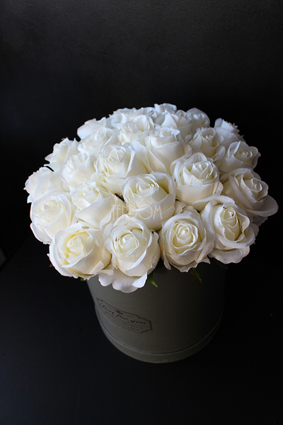 kompozycja kwiatowa / bukiet Flowerbox Roses Cream, wys.34cm