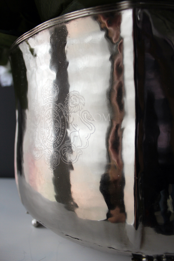 Hellada kompozycja hortensji w cynowanym ekskluzywnym naczyniu z herbem, wys.55cmx50cm