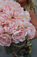 bardzo bogaty kosz z łososiowo-różowymi peoniami Provance wys.60cm 