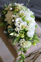 elegancka kompozycja kwiatowa w bieli, Magdalena, wys.30cm, dł.50cm