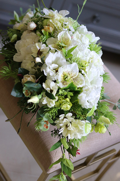 elegancka kompozycja kwiatowa w bieli, Magdalena, wys.30cm, dł.50cm