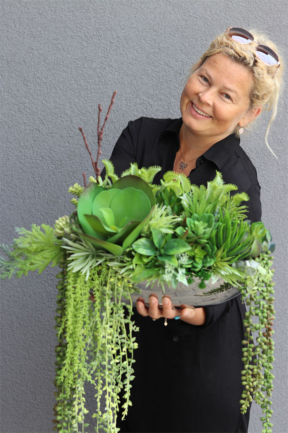 Anya Laos, piękna kompozycja Sukulenty w lustrzanej donicy, wym.25x48cm