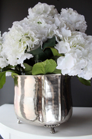 Hellada kompozycja hortensji w cynowanym ekskluzywnym naczyniu z herbem, wys.55cmx50cm