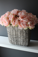 bardzo bogaty kosz z łososiowo-różowymi peoniami Provance wys.60cm 