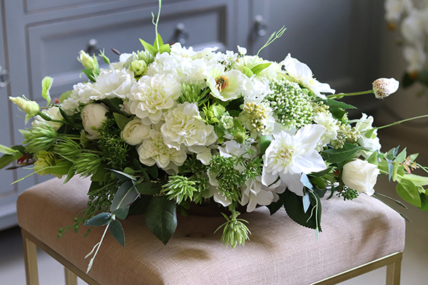 elegancka kompozycja kwiatowa w bieli, Magdalena, wys.30cm, dł.50cm