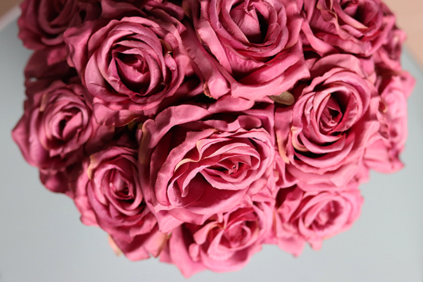 Cedia, bogaty flowerbox z różami, wys.32cm