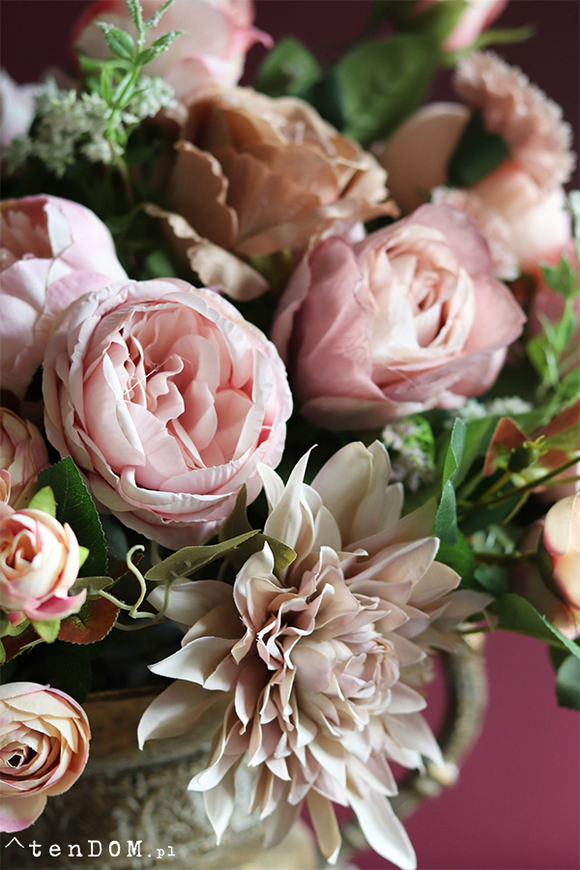 Juanita New, ekskluzywna kompozycja kwiatowa w złotym naczyniu, wys.48cm