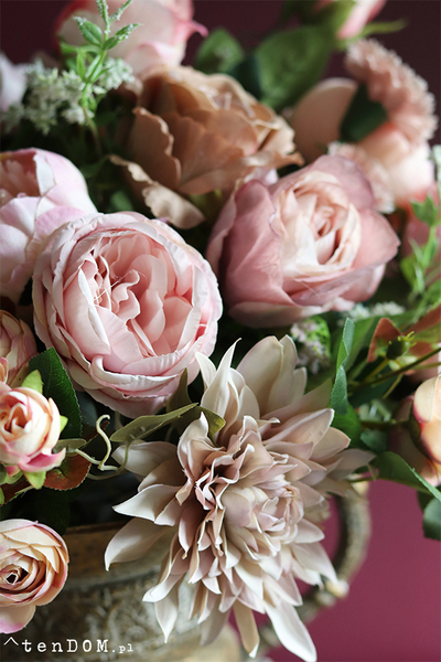 Juanita New, ekskluzywna kompozycja kwiatowa w złotym naczyniu, wys.48cm