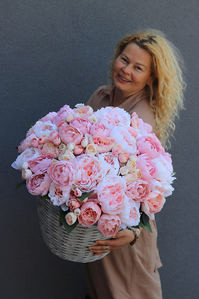 bogaty kosz z różowymi peoniami Lorettina, wym.53x50cm 