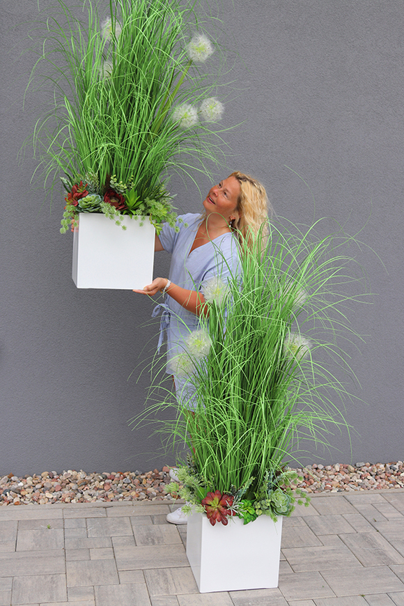 Deronata, trawa w białej donicy Fiberglass z dmuchawcami, wys.145cm