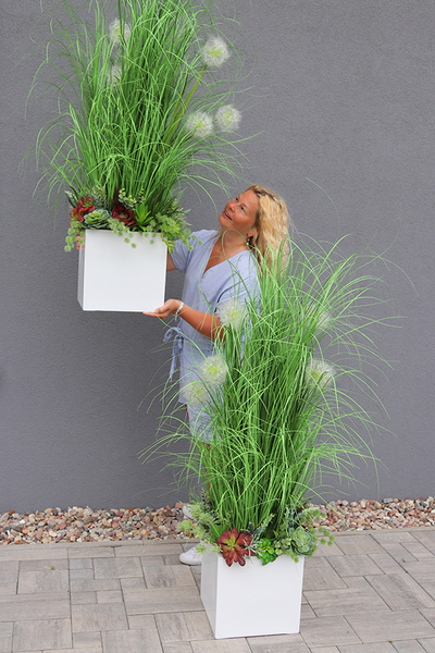 Deronata, trawa w białej donicy Fiberglass z dmuchawcami, wys.145cm