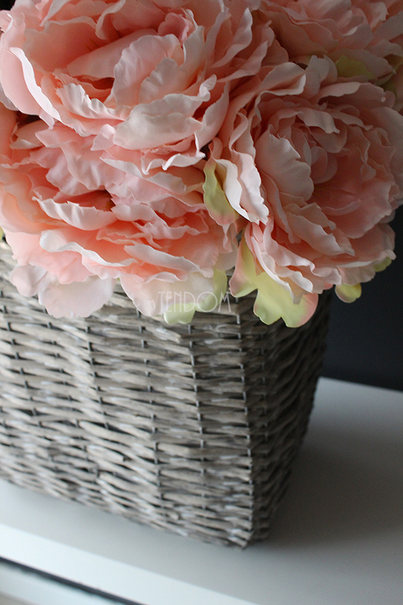 bardzo bogaty kosz z łososiowo-różowymi peoniami Provance wys.60cm 